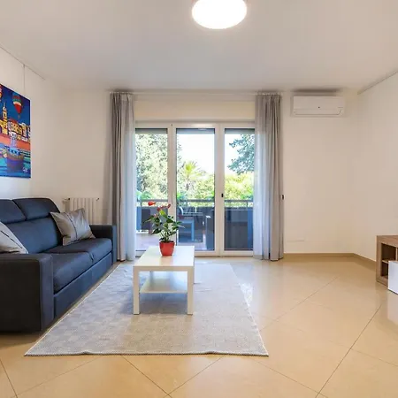 Boscoincitta With Garage And Whirlpool Tub Apartment Bari