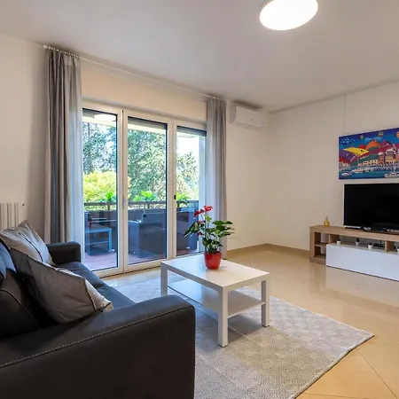 Boscoincitta With Garage And Whirlpool Tub Apartment Bari